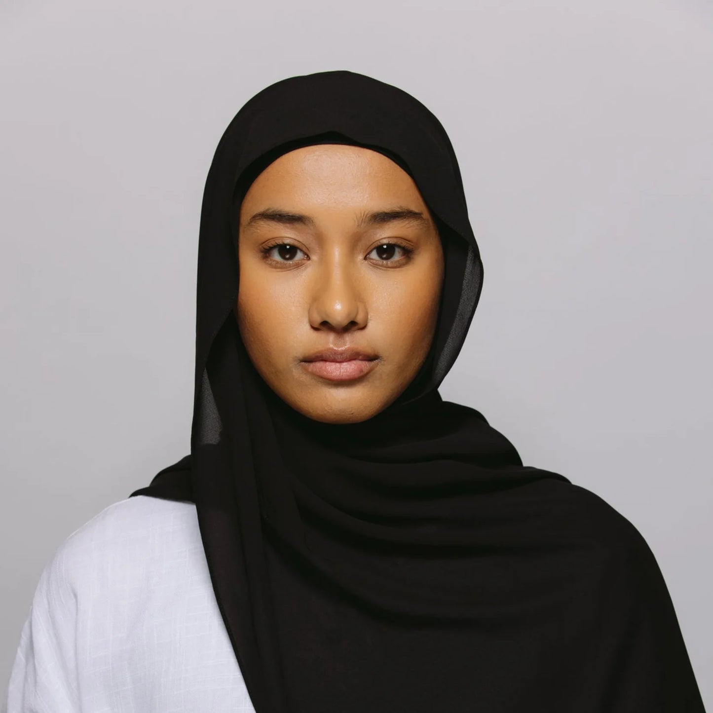 حجاب راقي بلمسات مغناطيسية بدون دبابيس – خفيف، أنيق وسهل الارتداء