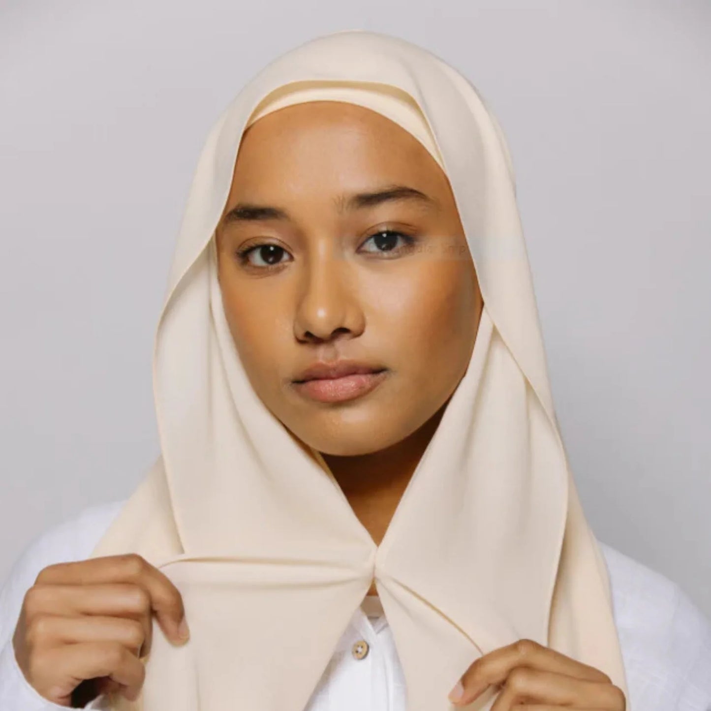 حجاب راقي بلمسات مغناطيسية بدون دبابيس – خفيف، أنيق وسهل الارتداء